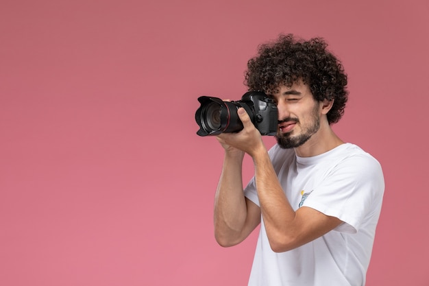 彼の正面の写真を撮る若い男