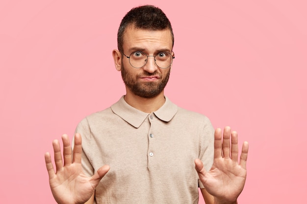 Free photo young guy wearing round glasses