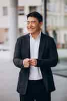 Foto gratuita bel giovane uomo d'affari asiatico in abito nero