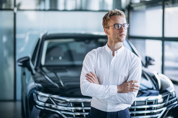 車のショールームで若いハンサムな男