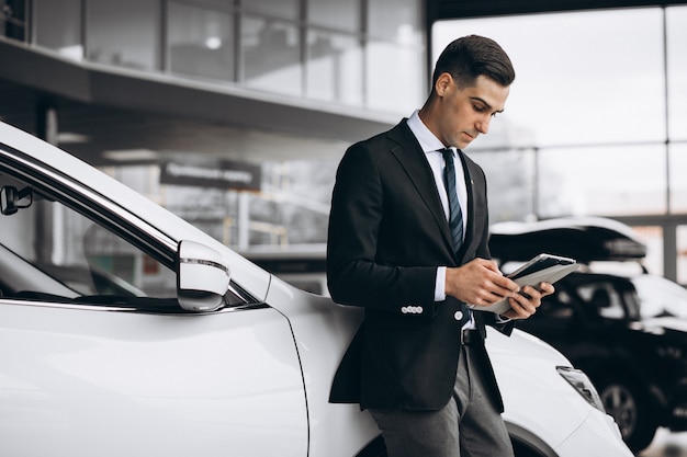 車のショールームで若いハンサムな男