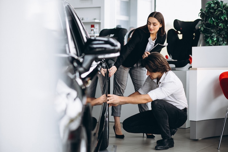 Бесплатный Фотография молодой красавец, выбирая автомобиль в автосалоне