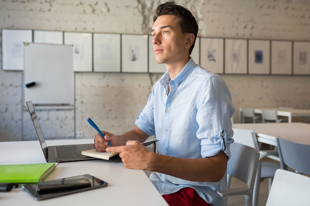 Foto gratuita giovane uomo bello pensare, scrivere note in taccuino