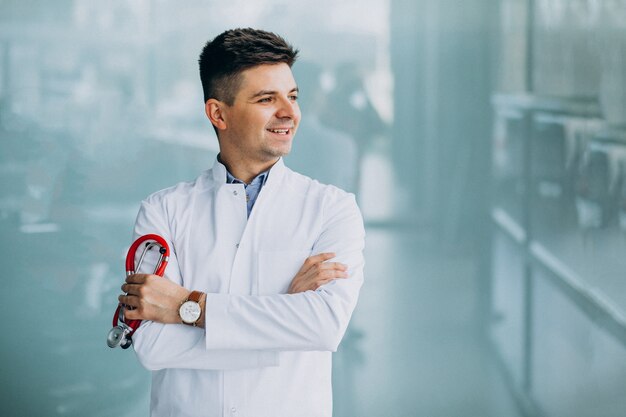 Молодой красивый врач в медицинском халате со стетоскопом
