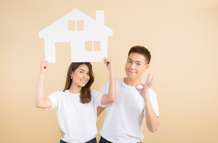 無料Photo 家のシンボルを提示する若い幸せなアジアカップル