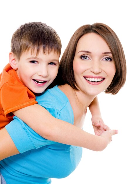 白いスペースに幼い息子と若い幸せな陽気な母親