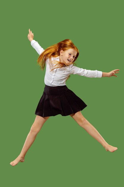 Молодая счастливая девушка прыгает в воздухе