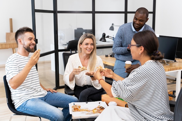 一緒に昼食をとっている若い幸せな人々