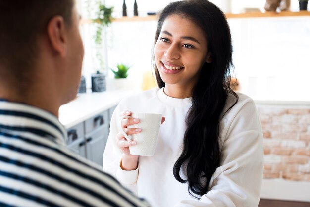 ボーイフレンドを見て若い幸せな笑顔の女性