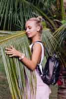 Foto gratuita giovane donna alla moda felice viaggio in posa nella natura