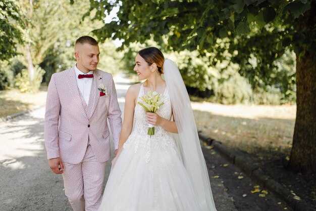 Молодая Счастливая свадьба пара. Кавказский жених и невеста обнимает