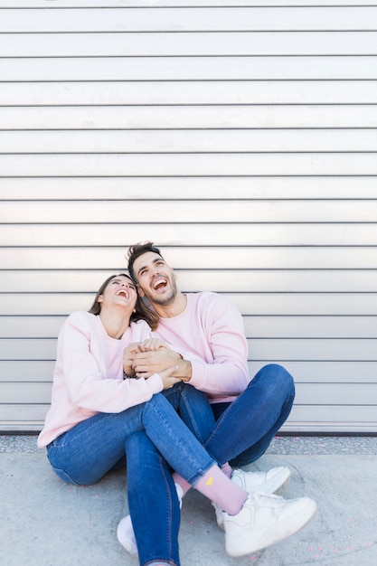 Giovane donna felice che abbraccia uomo sorridente