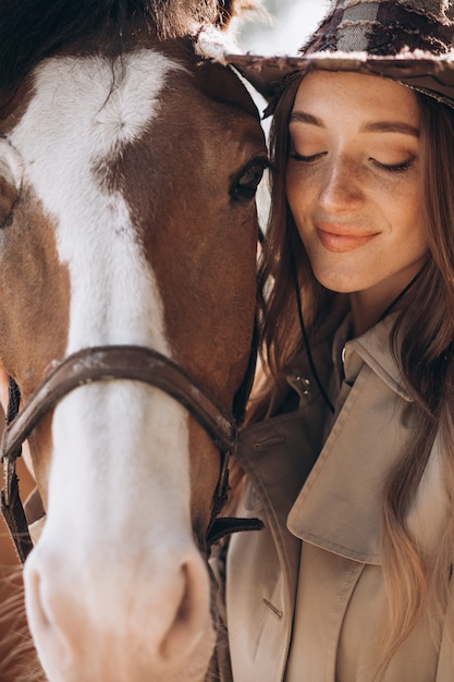 Молодая счастливая женщина с лошадью на ранчо