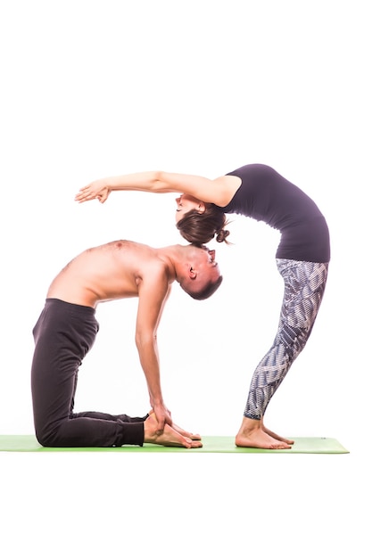Giovani coppie in buona salute nella posizione di yoga isolata su priorità bassa bianca