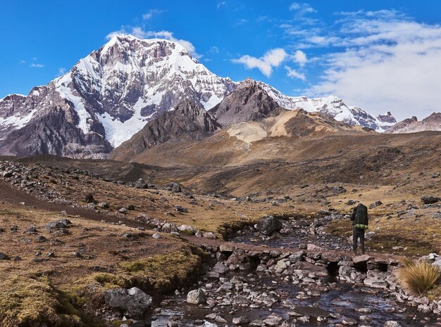 ペルーの美しいアンデス山脈を通るトレッキングツアーの若いハイカー