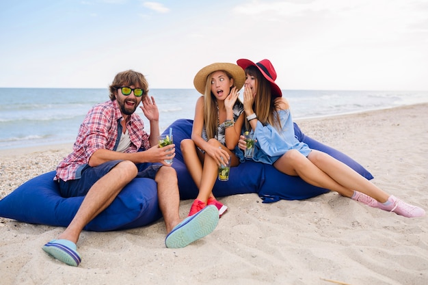 豆袋のビーチに座って休暇で友達の若い流行に敏感な会社