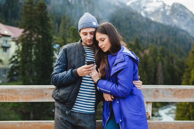 Coppia giovane hipster in amore in vacanza invernale in montagna