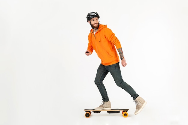 Foto gratuita uomo in stile giovane hipster che fa skateboard su skateboard elettrico