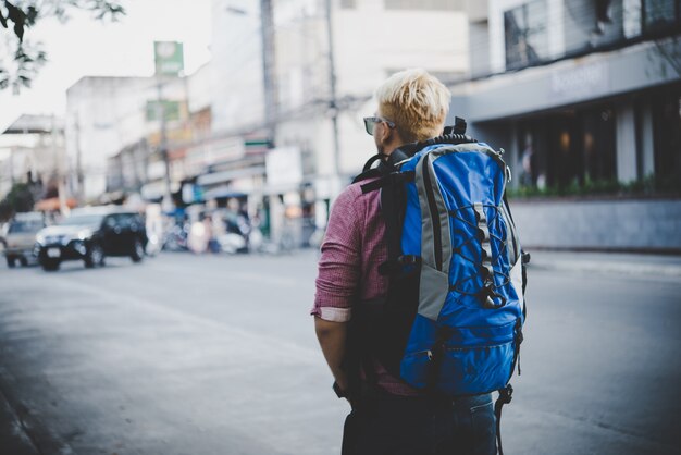 若いhipsterアジアの周りのバックパッカーを旅行。ホリデー観光コンセプト。