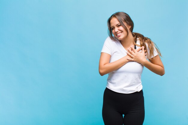 アジアの若い女性が海に面して立っています 本当に寂しい 悲しみの海のような プレミアム写真