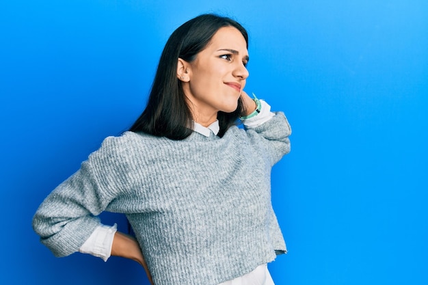 Free photo young hispanic woman wearing casual clothes suffering of neck ache injury touching neck with hand muscular pain