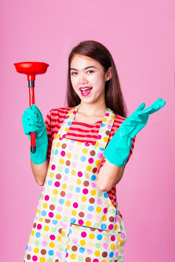 無料Photo クリーニング用品を持つ若い家政婦女性