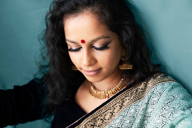 Foto gratuita giovane donna indiana che indossa sari