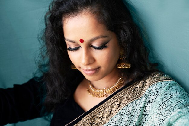 サリーを身に着けている若いインド人女性