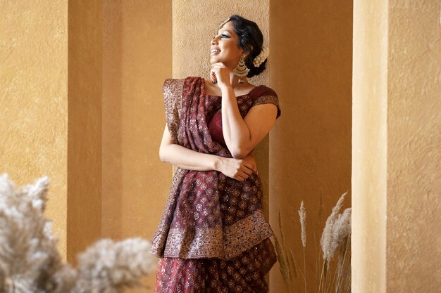 サリを着た若いインド人女性