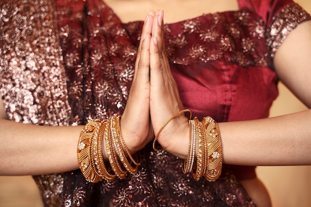 Foto gratuita giovane donna indiana che indossa sari