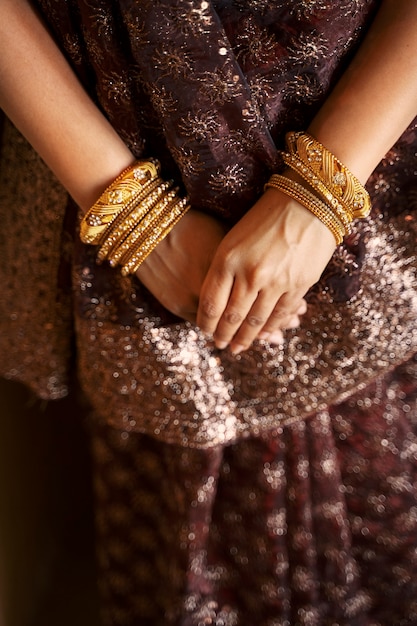 Free photo young indian woman wearing sari