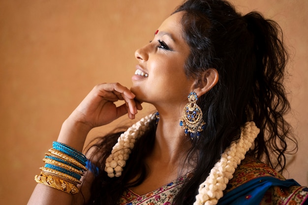 サリーを身に着けている若いインド人女性