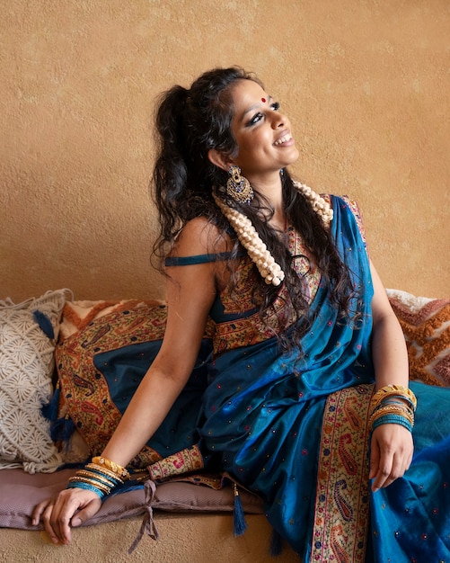 Giovane donna indiana che indossa sari