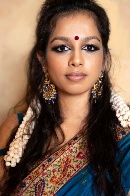 サリを着た若いインド人女性