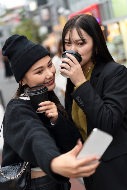 젊은 일본 인플루언서 녹화 브이로그