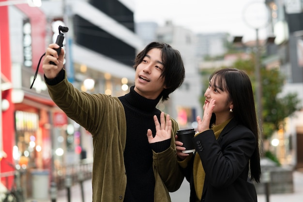 Бесплатное фото Молодой японский влиятельный человек записывает видеоблог