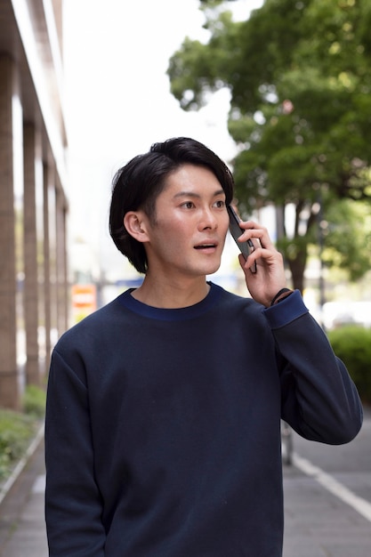 Бесплатное фото Молодой японец в синем свитере