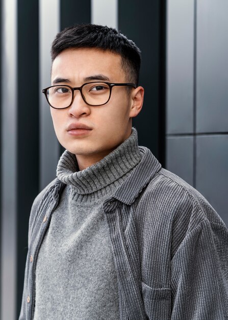 Портрет молодого японца в очках