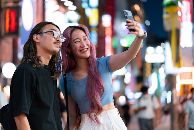 若い日本の男性と女性の肖像画