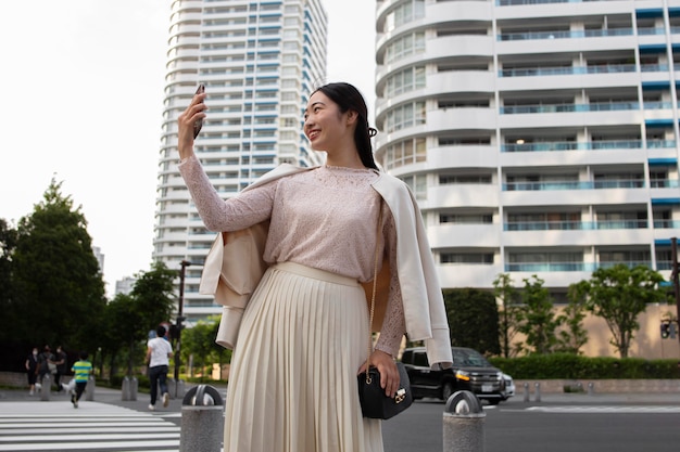 無料写真 屋外で白いスカートの若い日本人女性