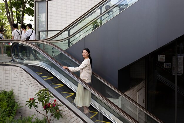 若い日本人女性屋外