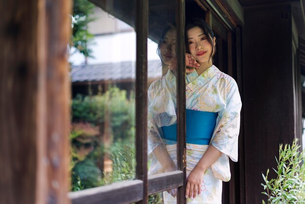着物を着ている若い日本人女性
