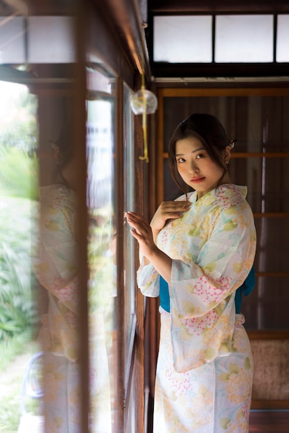 Foto gratuita giovane donna giapponese che indossa un kimono