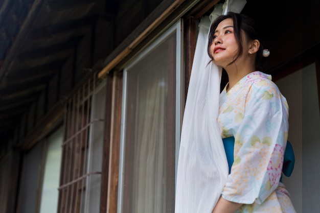 Foto gratuita giovane donna giapponese che indossa un kimono