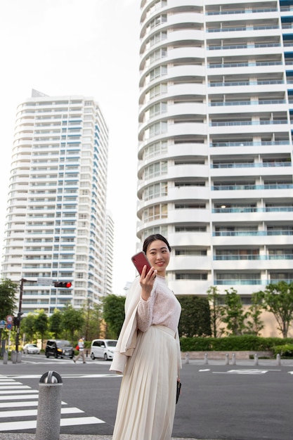 屋外で白いスカートの若い日本人女性