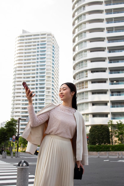 屋外で白いスカートの若い日本人女性