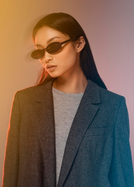 Free photo young japanese woman with jacket wearing sunglasses