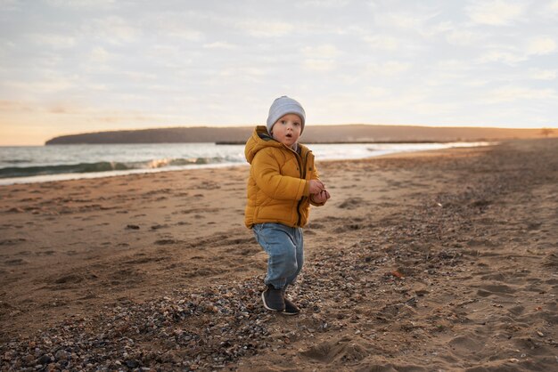 海辺の幼い子供