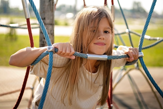 Ragazzino che si diverte al parco giochi all'aperto