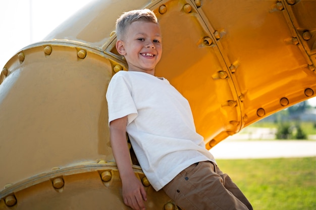 Foto gratuita ragazzino che si diverte al parco giochi all'aperto